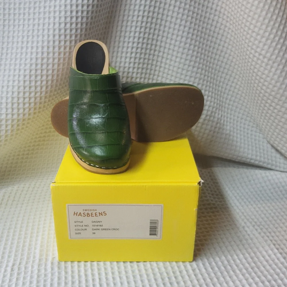 Swedish Hasbeens Green Croc-Embossed Leather Clogs - Picture 3 of 3